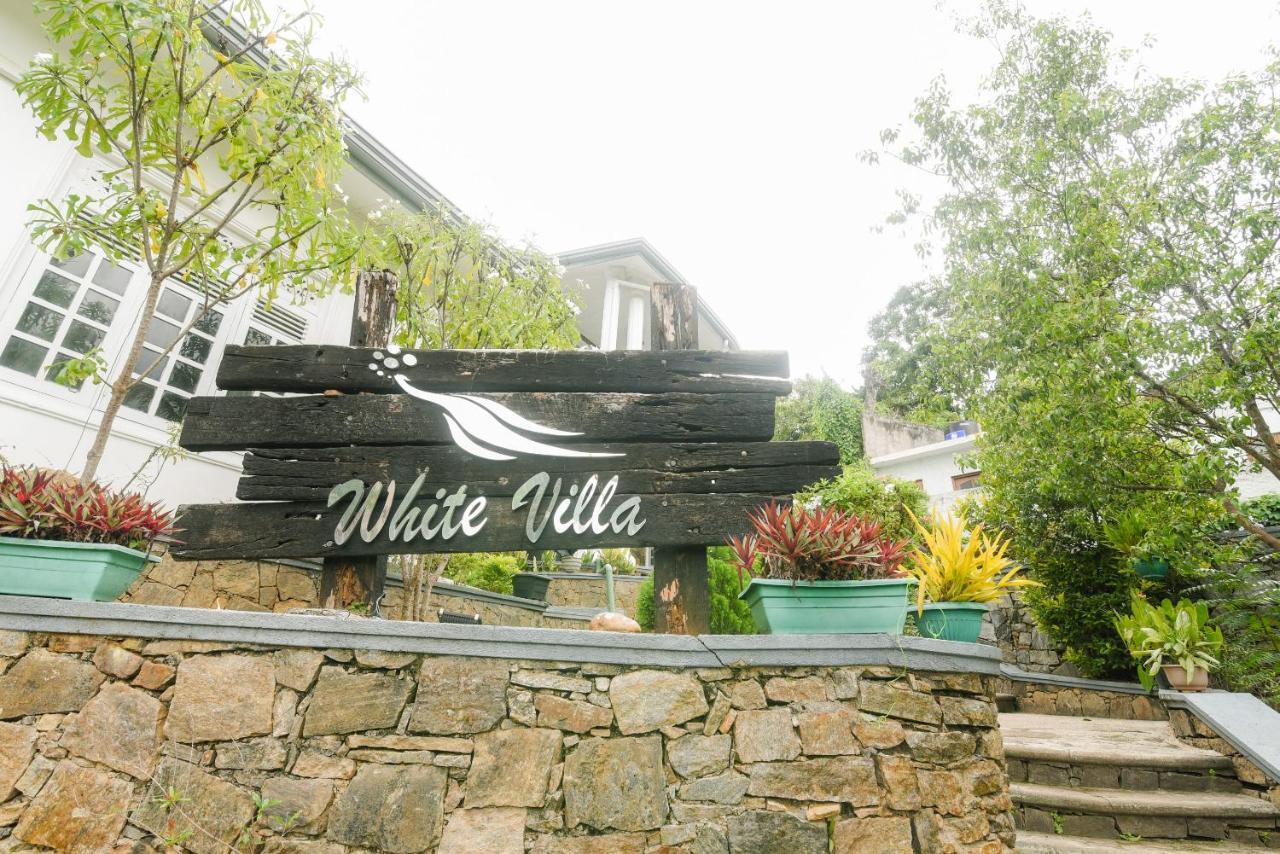 Oyo 386 White Villa Tourist Guest 캔디 외부 사진